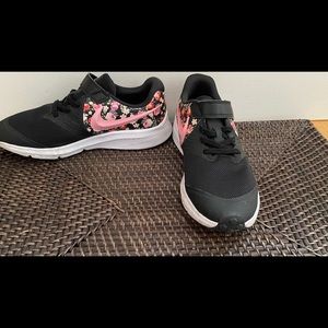 Nike girls sneakers size 2.5. EUC